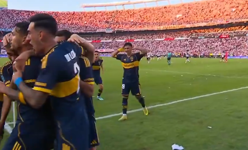 Adam Bareiro festejó con el Topo Gigio contra River.