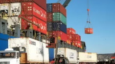 El déficit comercial se atenuó u$s649 millones en julio luego de 2 meses con fuertes saldos negativos. El déficit comercial se atenuó u$s649 millones en julio luego de 2 meses con fuertes saldos negativos.