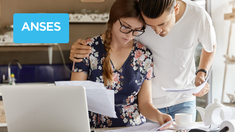 La Ayuda Escolar Anual beneficia a familias con hijos en edad escolar y ajusta sus valores según la inflación. La Ayuda Escolar Anual beneficia a familias con hijos en edad escolar y ajusta sus valores según la inflación.