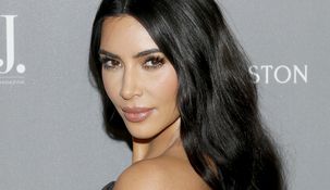 Kim Kardashian es otra de las famosas que eligen el dorado para sus trajes de baño.
