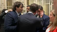 Fran Fijap, al lado de Santiago Caputo durante la amenaza a Facundo Manes.&nbsp;