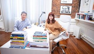 Cristina y Ha-Joon Chang compartieron un momento de charla y reflexión. Cristina y Ha-Joon Chang compartieron un momento de charla y reflexión.