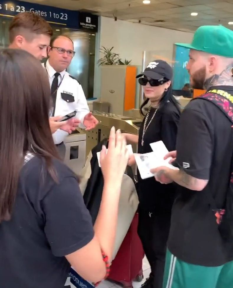 La cantante saludó a sus fans en el aeropuerto de Ezeiza.