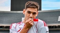 El Chino y su amor por la camiseta de River. El Chino y su amor por la camiseta de River.