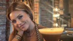 La modelo sigue impactando con sus atuendos en la Fashion Week de Milán, mientras aumentan los rumores de un nuevo novio. La modelo sigue impactando con sus atuendos en la Fashion Week de Milán, mientras aumentan los rumores de un nuevo novio.