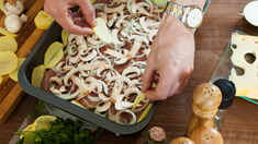 Uno de los trucos es que los champiñones deben cocinarse a fuego alto para evitar que se vuelvan gomosos, debido al agua que sueltan. Uno de los trucos es que los champiñones deben cocinarse a fuego alto para evitar que se vuelvan gomosos, debido al agua que sueltan.