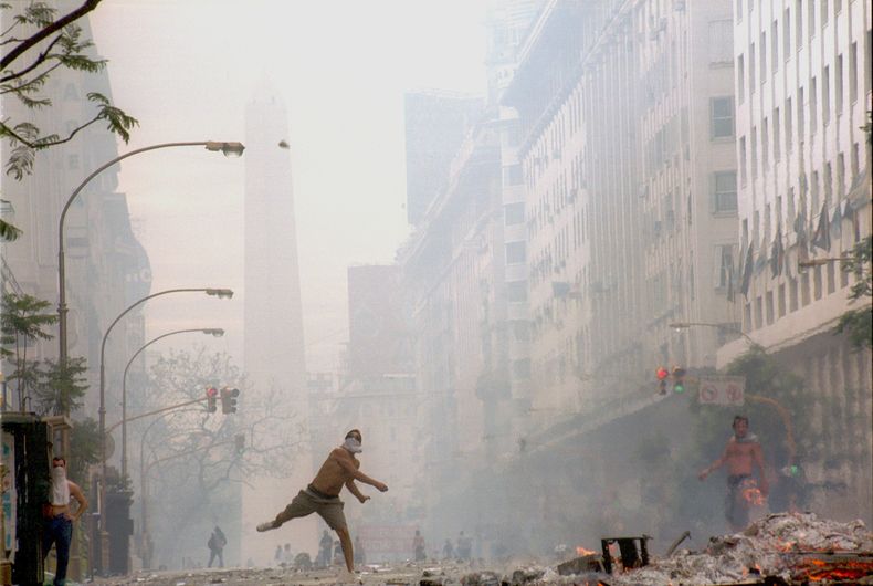 La foto del manifestante tirando una piedra con el Obelisco de fondo recorrió el mundo.