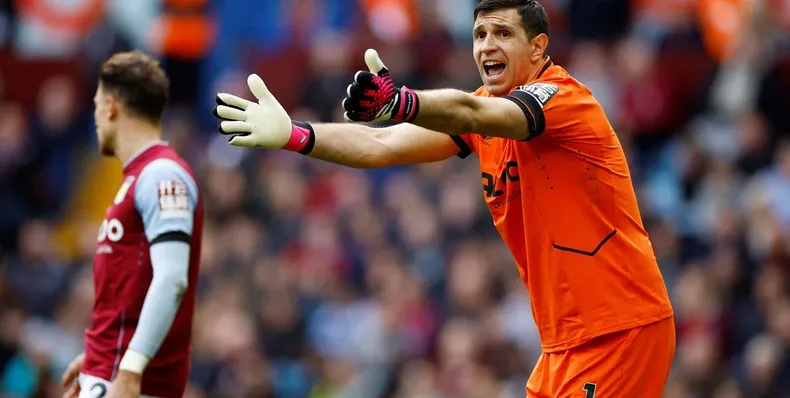 La mala suerte del Dibu Martínez en la derrota del Aston Villa ante Arsenal.