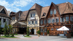 Blumenau ofrece una experiencia inmersiva en la cultura alemana. Blumenau ofrece una experiencia inmersiva en la cultura alemana.