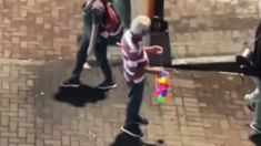 Los jovenes que le compraron todo al vendedor en Colombia. Los jovenes que le compraron todo al vendedor en Colombia.