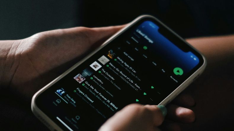 En un mercado musical cada vez más diverso, mantenerse actualizado con las tendencias es más sencillo que nunca gracias a las listas de reproducción y rankings globales y regionales que ofrece la plataforma. 