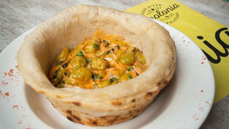 Apolonia sirve sus pastas en pan de pizza.