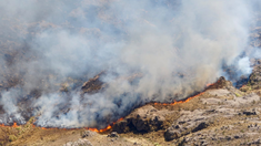 Las condiciones meteorológicas complican el trabajo de los bomberos. Las condiciones meteorológicas complican el trabajo de los bomberos.