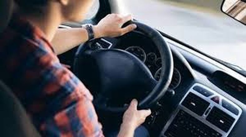 Cuál es la multa por viajar con menores en el asiento de adelante