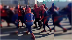 Los Spiderman celebraron al ritmo de Jijiji. Los Spiderman celebraron al ritmo de Jijiji.