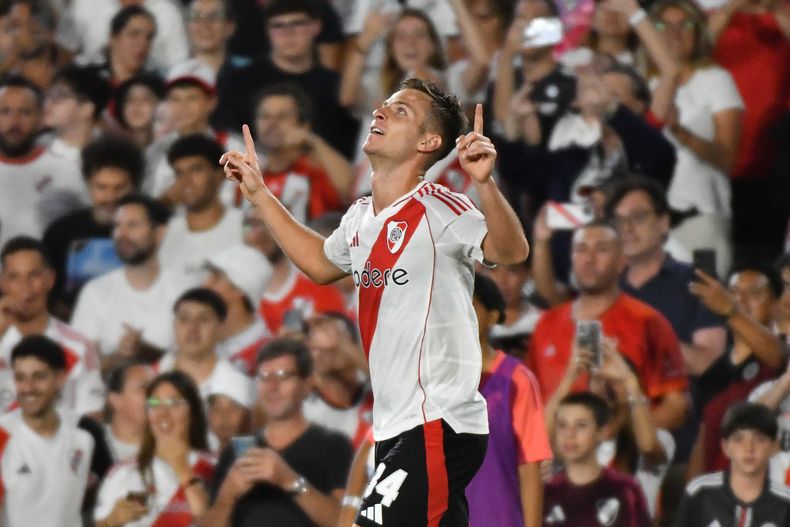 Giuliano Galoppo grita su primer tanto con la camiseta de River.