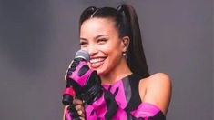 Emilia Mernes sorprendió a los participantes de Gran Hermano. Emilia Mernes sorprendió a los participantes de Gran Hermano.