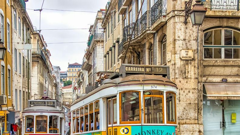  En este contexto, Portugal ha ganado notoriedad por ofrecer alternativas más accesibles, especialmente pensadas para quienes desean establecerse con proyectos educativos, laborales o de inversión.  
