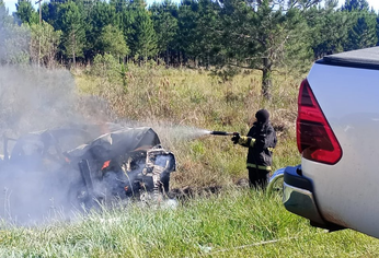 Una de las camionetas explotó por el impacto y sus ocupantes murieron calcinados.