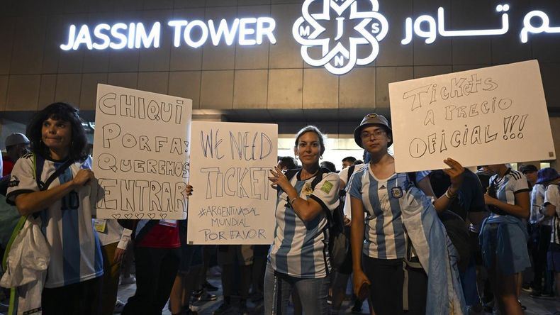 Los fanáticos se concentraron frente al hotel donde se alojan los dirigentes de la AFA