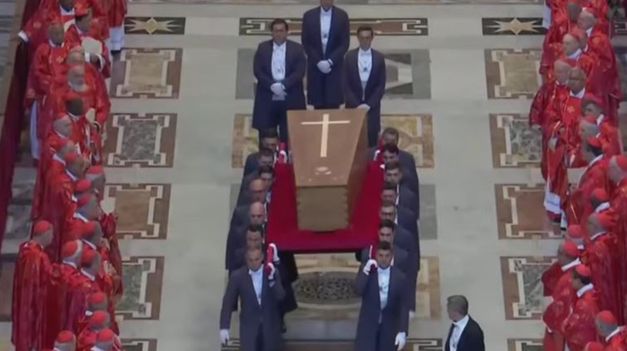 El cuerpo del papa Francisco siendo retirado en el cortejo fúnebre.&nbsp;