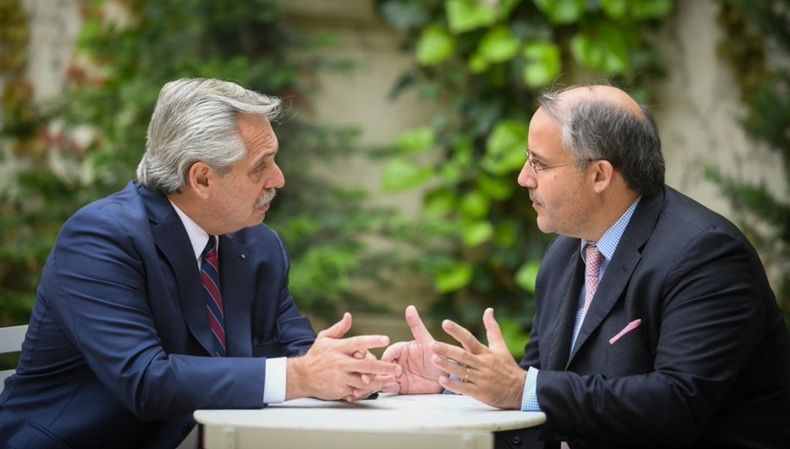 El jefe de Estado con uno de los representantes de la empresa.