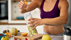 Con solo tres ingredientes principales, este batido ofrece múltiples beneficios para la salud y es muy fácil de preparar en casa. Con solo tres ingredientes principales, este batido ofrece múltiples beneficios para la salud y es muy fácil de preparar en casa.