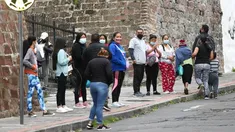 La gente salió de sus casas tras sentir el fuerte temblor