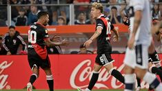 Lanzini y Colidio festejan el triunfo en La Plata. Lanzini y Colidio festejan el triunfo en La Plata.