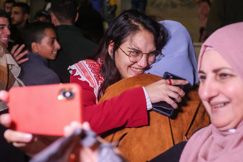 Raghad Fan, una prisionera palestina recluida en una prisión israelí, es recibida por su familia.