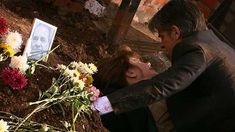 Pablo Echarri y Nancy Dupláa, en el barro: dramática escena sobre una tumba en La Leona Pablo Echarri y Nancy Dupláa, en el barro: dramática escena sobre una tumba en La Leona