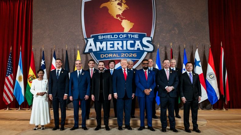 La foto oficial de la cumbre Escudo de las Américas.