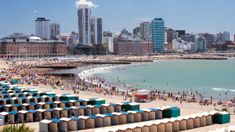 Los alquileres de carpas y sombrillas en la playa suben con la inflación, alcanzando hasta los $3.500.000 para la temporada completa.