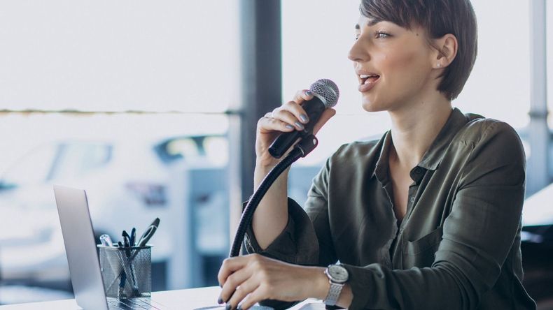 Beber suficiente agua, evitar el consumo excesivo de alcohol y tabaco, y moderar el uso de la voz en situaciones de estrés o ruidos intensos ayuda a proteger las cuerdas vocales y a conservar la salud de la voz a largo plazo.  