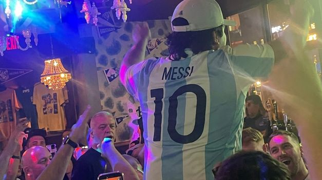 El hincha argentino con los esoceses en el bar de Boston y una fiesta mundialista en honor al Diez.