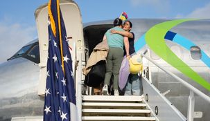 Viajaron 64 personas en el primer vuelo chárter.