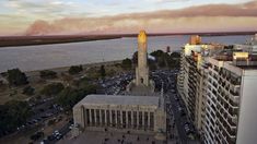 El Monumento a la Bandera y, de fondo, los incendios en el Delta. El Monumento a la Bandera y, de fondo, los incendios en el Delta.