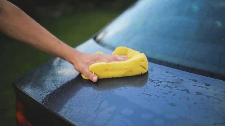  Por lo tanto, dedicar tiempo y esfuerzo a la limpieza regular de los cristales del automóvil es una práctica importante que no debe pasarse por alto.  