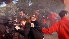 Tensión en La Leona: fuertes imágenes de la represión policial en la fábrica textil Tensión en La Leona: fuertes imágenes de la represión policial en la fábrica textil