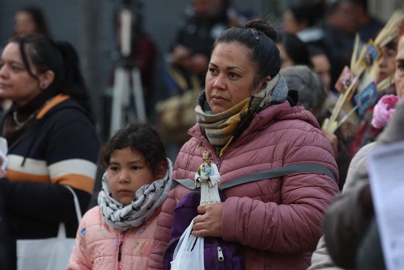 La gente se acercó en familia a pedir por comida. La gente se acercó en familia a pedir por comida.