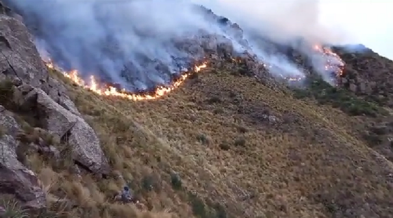 El incendio en el cerro Uritorco.