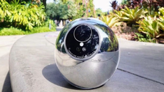 El ORB es un escaner con forma de esfera que trabaja sobre el iris del ojo humano. El ORB es un escaner con forma de esfera que trabaja sobre el iris del ojo humano.