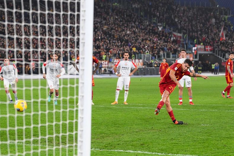 Paulo Dyabal convirtió de penal para Roma.