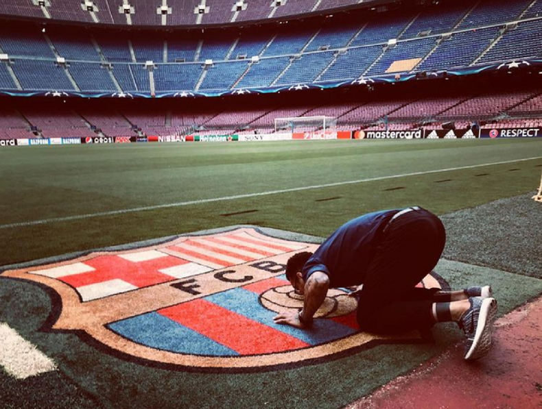 Dani Alves volvió al Barcelona y besó al escudo en el Camp Nou.&nbsp;