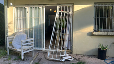 Se llevaron la PlayStation del hijo, celulares y hasta una escalera. Se llevaron la PlayStation del hijo, celulares y hasta una escalera.