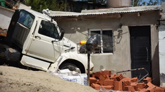 El camión luego impactó contra una casa. El camión luego impactó contra una casa.
