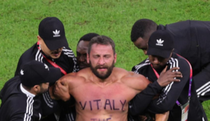 El argentino tuvo que ser retenido y expulsado por la seguridad del Estadio Lusail.