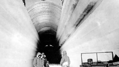 Secreta y enterrada bajo el hielo de Groenlandia. fue abandonada en 1967 y se mantuvo oculta bajo capas de hielo durante décadas. Secreta y enterrada bajo el hielo de Groenlandia. fue abandonada en 1967 y se mantuvo oculta bajo capas de hielo durante décadas.