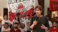 El economista habló ante los jóvenes radicales. El economista habló ante los jóvenes radicales.