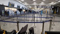 Pilotos confirmaron un paro de 9 horas para este viernes y no habrá vuelos de Aerolíneas Argentinas. Pilotos confirmaron un paro de 9 horas para este viernes y no habrá vuelos de Aerolíneas Argentinas.